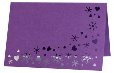 Obrázek produktu pro 50 ks laserem vyřezávaných jmenovek ve tvaru srdíčka a květiny na svatbu, oslavu či setkání, složené, rozměry 9 cm × 6 cm (fialové)