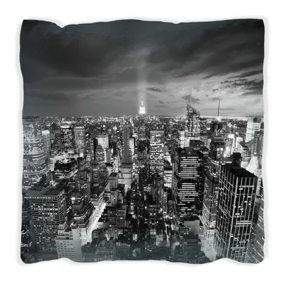 Produktbild von Wallario Premium Kissen, weiche Oberfläche, mit Motiv New York bei Nacht - Panoramablick über die Stadt - schwarzweiß, Größe: 40 x 40 cm, mit weißer Rückseite