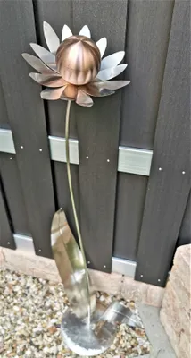 Produktbild von Skulptur Blume Palermo Edelstahl 120 cm mit Kugel in golden rose matt gebürstet mit Standfuß Edelstahl Dekoration Garten