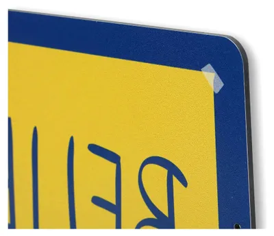 Produktbild von Ted Lasso Believe Metallschild – kleines Schild für Männerhöhle, Büro oder Schlafzimmer, Gold/Blau