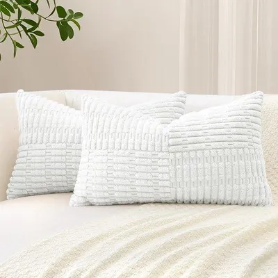 Produktbild von Geoptimized Titel Unyqoos®️ Set von 2 weichen Corduroy Kissenbezügen - Boho gestreiftes Muster - 45x45 cm - Dekorative Kissenbezüge für WohnzimmerKorte Verkoopbeschrijving Verleihen Sie Ihrem Wohnraum mit der Unyqoos®️ Set von 2 weichen Corduroy Kissenbezügen einen Hauch von Boho-Charme. Diese stilvollen Kissenbezüge sind nicht nur ein Blickfang, sondern auch äußerst bequem und pflegeleicht. Ideal für Ihr Sofa oder Bett!Uitgebreide Productbeschrijving Die Unyqoos®️ Kissenbezüge bestehen aus hochwertigem