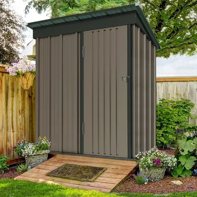 Immagine prodotto di Capanno da giardino in metallo, con tetto a falda, superficie di 1,5 m², dimensioni 162x92x180 cm, acciaio zincato, porta chiudibile, colore marrone