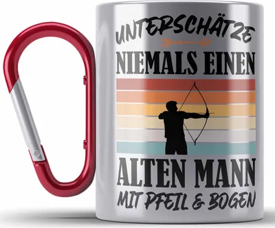 Produktbild von Trendation - Bogenschießen Geschenk Erwachsene Edelstahl Tasse Karabiner Unterschätze Niemals Einen Alten Mann mit Pfeil und Bogen Männer Bogensport Archery (Rot)