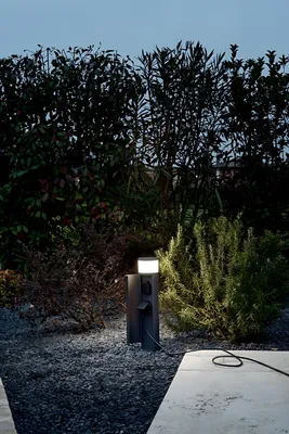 Immagine prodotto di Palo per Esterni in Alluminio Colore Grafite, Lampada con Doppia Presa Schuko Integrata, Diametro 10,5 cm Altezza 48 cm, Protezione IP44 - Perenz