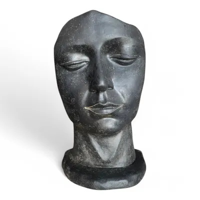 Produktbild von Weibliche Gesichtsskulptur - Garten, Terrasse, Eingangsbereich - Robust und ästhetisch – Schlafendes Gesicht aus Betonguss – 118x70x47 cm