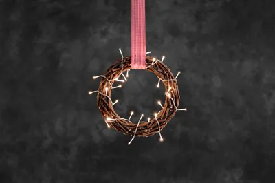 Produktbild von Konstsmide - LED Holzsilhouette "Kranz", braun, mit rot-weißem Stoffband, 30 warm weiße Dioden, 24V Innentrafo, transparentes Kabel ; 6218-100
