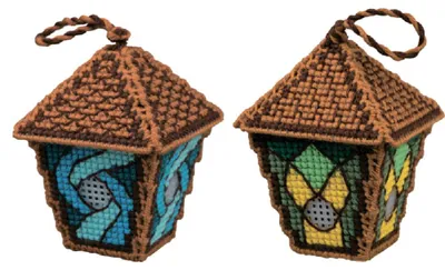 Zdjęcie produktu dla Zestaw do haftu krzyżykowego "Laterns Fairytale" firmy Riolis, zestaw 2 sztuk, wymiary: 6x6x8 cm