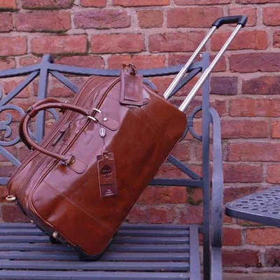 Produktbild von SnelShoppen – Weekender-Tasche aus Leder für Herren – Große Reisetasche aus echtem Leder mit Rollen – Reisekoffer mit Teleskopgriff – Farbe: Schlammbraun (für Vaka)