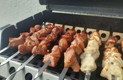 Produktbild von Aganjok Edelstahl V2A Schaschlikaufsatz Grillspieße Spießaufsatz Spießhalter Gestell 470mm 47cm für Gasgrill - Holzkohlgrill (mit 10 Spiessen)