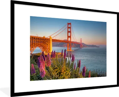 Produktbild von MuchoWow® Gerahmtes Poster Blick auf die Golden Gate Bridge mit rosa Blumen 90x60 cm - Poster mit Schwarzem Bilderrahmen Wandposter Rahmen Foto Bilder - Wanddekoration - Fotos