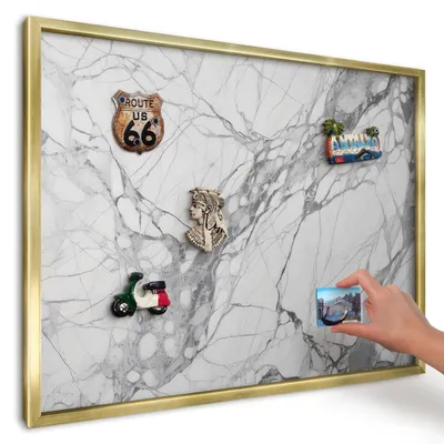 Produktbild von Magnettafel 70x50 cm mit goldenem Rahmen - Magnetische Metalltafel, Magnetpinnwand zur Wandmontage für Wohnzimmer, Küche, Flur, Kinderzimmer und Büro - Marmor-Eleganz