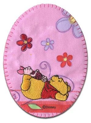 Obrázok produktu pre Disney © Medvedík Pú a Prasiatko ležia - nášivka, nažehľovacia, nažehľovací obrázok, nášivka, nažehľovacia, veľkosť: 10,7 x 8 cm
