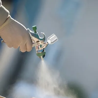 Produktbild von Metall-Airbrush für professionelle Malprojekte mit 10ml Farbbehälter