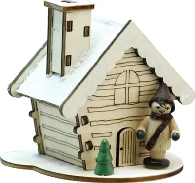 Ein kleines, aus Holz gefertigtes Modell eines verschneiten Räucherhäuschens mit Schornstein.