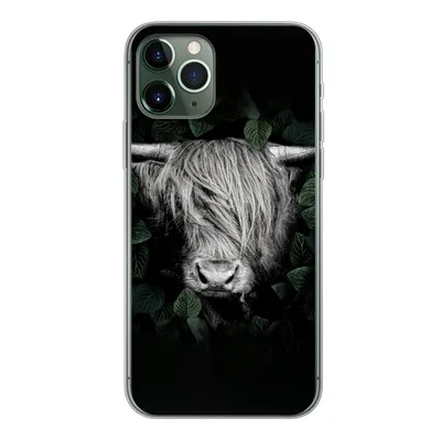 Produktbild von MuchoWow® Handyhülle Schutzhülle Hülle für iPhone 11 Pro Schottischer Highlander - Blätter - Porträt Silikon Softcase Handy Hülle - Handy
