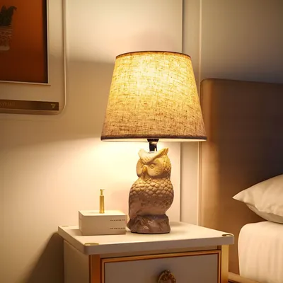 Imagen del producto de Lámpara de mesa Aigostar de cerámica, estilo vintage, con pantalla de tela, casquillo E14, máximo 40W, lámpara de noche moderna, luz nocturna para dormitorio, salón, oficina (sin bombilla) - Altura: 325 mm – Color marrón
