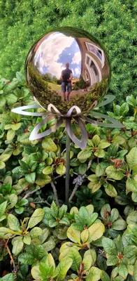 Produktbild von Blütenzauber Paris Rosenkugel 15 cm Edelstahl golden rose poliert Gartenstecker Deko mit Stab 80 cm