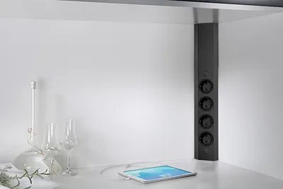 Produktbild von Energie-Ecksäule ST 3081/490 in SCHWARZ mit 4 Steckplätzen / Mehrfachsteckdose / Ecksteckdose