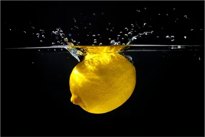 Produktbild von Wallario Poster - Zitrone im Wasser - Frisches Obst für die Küche, Kunstdruck Größe: 61 x 91,50 cm