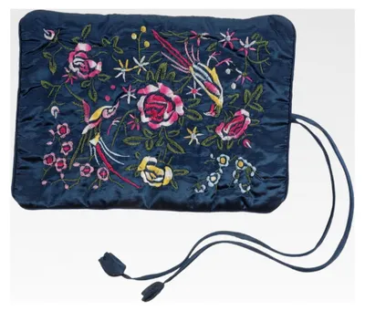 Produktbild von Tragbare Schmuckaufbewahrungstasche aus besticktem Stoff in Pfauenblau – Schmuckrolle für Reisen mit praktischem Rolldesign und großem Fassungsvermögen