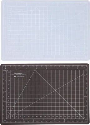 Productafbeelding van 2 snijmatten, formaat A5, PVC. Praktische en duurzame ondergrond voor het knippen van papier