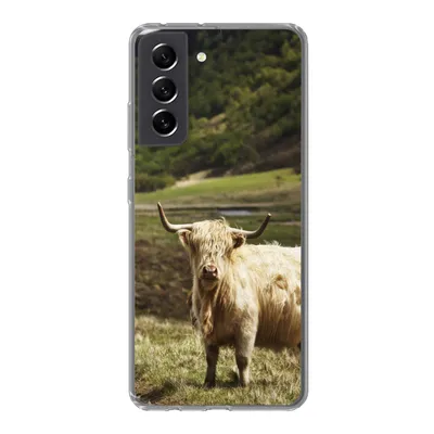 Produktbild von MuchoWow® Handyhülle Schutzhülle Hülle für Samsung Galaxy S21 FE Schottische Highlander - Pfad - Wald Silikon Softcase Handy Hülle - Mobiltelefonhülle