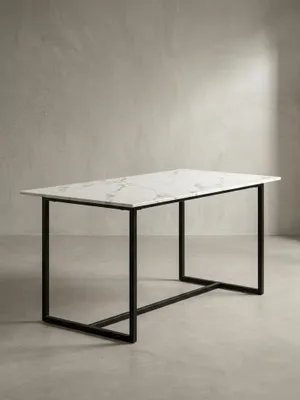 Seitenprofil des modernen Küchentischs, das die architektonisch platzierte Bodenstrebe und die schlanke, elegant anmutende Tischplatte fokussiert._#sku_SAFWL6.969#