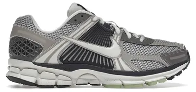 Produktbild von Nike Zoom Vomero 5 Cobblestone Flat Pewter (Women's) - EU 45