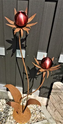 Produktbild von Skulptur Blume Milano Corten 120 cm mit Kugel in rot matt gebürstet mit Standfuß Edelstahl Cortenstahl Dekoration Garten