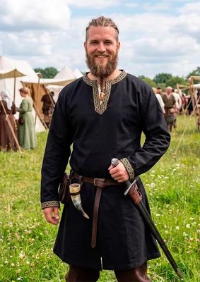 Produktbild von Klassische Wikinger Tunika schwarz mit Knotenmuster "Hakon", langarm XXL