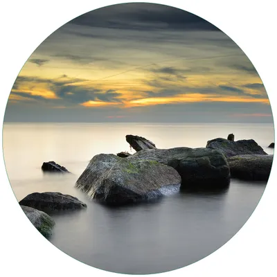 Produktbild von Wallario Premium Glasbild, freischwebende Optik, kräftige Farben, rund 50cm Durchmesser, Motiv Mystische Felsen im Meer