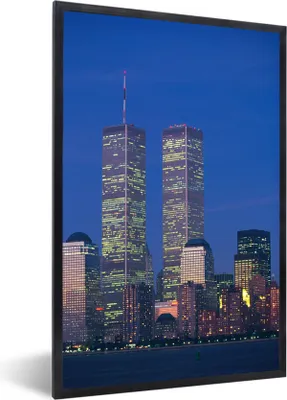 Produktbild von MuchoWow® MuchoWow® Gerahmtes Poster Das World Trade Center inmitten der Stadtlandschaft von New York am Abend 40x60 cm - Poster mit zchwarzem Bilderrahmen - Papierdruck - Wandbilder
