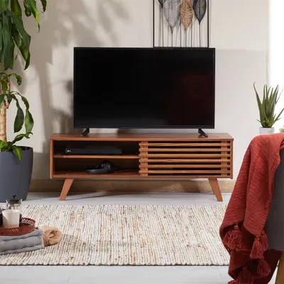 Produktbild von TV Lowboard SEAN 115 cm, Kastanie Finish - TV Kommode aus Kiefer Massivholz, 2 große Fächer für Stauraum, Schiebetür mit Lamellenfront