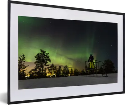 Produktbild von MuchoWow® Gerahmtes Poster Das Nordlicht über Lappland 60x40 cm - Poster mit Schwarzem Bilderrahmen Wandposter Rahmen Foto Bilder - Schlafzimmer - Plakat in Rahmen - Drucken