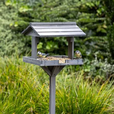 Produktbild von Gifts4Nature Vogelhaus mit Ständer - Vogelfutterhaus aus Holz ( 100%) - grau - Garten - vielseitig für viele Samen, mobil, inkl. Anleitung