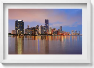 Produktbild von Panorama der Stadt am Wasser– Wandbild mit Rahmen – Gerahmtes Bild  – Wanddekoration – 60x40 cm –  Schwarz Rahmen