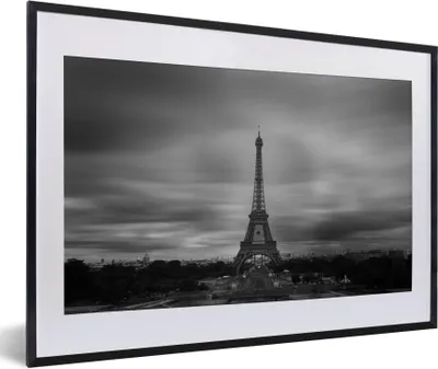 Produktbild von MuchoWow® Gerahmtes Poster Einsamer Eiffelturm 60x40 cm - Poster mit Schwarzem Bilderrahmen Wandposter Rahmen Foto Bilder - Schlafzimmer - Plakat in Rahmen - Drucken