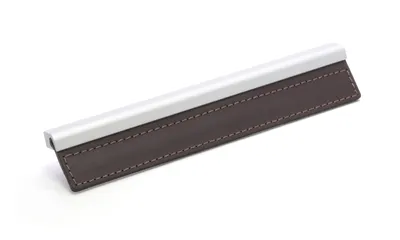 Obrázek produktu pro Rujzdesign nábytková úchytka 591.15 - povrch: kůže hnědá + hliník eloxovaný, rozteč: 160 mm