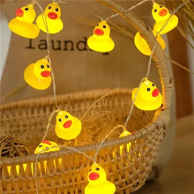 Imagen del producto de Guirnalda de luces LED con forma de patitos amarillos, mini luces decorativas para jardín, terraza y fiestas en el césped