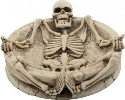 Produktbild von Skelett Aschenbecher mit liegender Skelett-Figur aus Kunststein - handbemalt