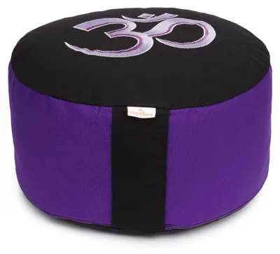 Produktbild von yogabox Meditationskissen Glückssitz® mit O M - Symbol - violett/schwarz 33 x 33 x 15 cm  Buchweizenschalen