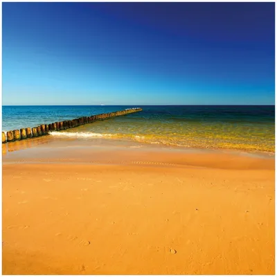 Produktbild von Wallario Premium Glasbild, freischwebende Optik, kräftige Farben, Größe 30 x 30 cm Motiv Sandstrand in orange - Blaues Meer - Blauer Himmel