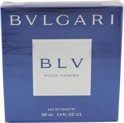 Blaue BVLGARI BLV Pour Homme Verpackung mit silberner Schrift, quadratischem Design und weißem Label, Eau de Toilette 100 ml vor weißem Hintergrund.