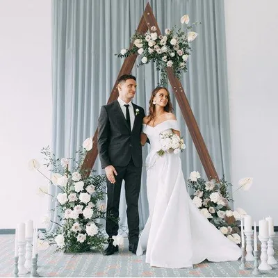 Image de Décoration de mariage : arc triangulaire en bois, 310 cm x 170 cm