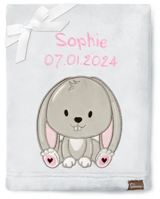 Produktbild von Be Mammy Babydecke mit 3D Applikation bestickt mit Name und Geburtsdatum 76 x 102 cm BE20-280 (Hellgrau – Kaninchen, 76 x 102 cm)