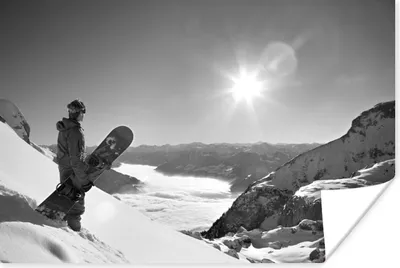 Produktbild von MuchoWow® Poster Ein Snowboard schaut über die verschneiten Berggipfel - schwarz und weiß 120x80 cm - Bilder
