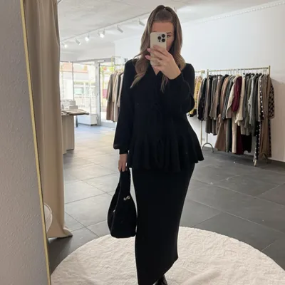 Produktbild von Zweiteiler Set "Madita" Schwarz, einem langen Rock sowie einem Cardigan mit Schleifen, Kleidung 2-teiler, Frauen Kleidung Zweiteiler, Oberteil & Rock