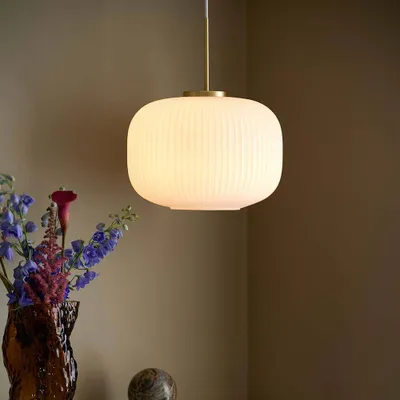 Zdjęcie produktu dla Designerski żyrandol NORDLUX Milford, wariant: Ø 300 x 380 mm, 40 W, opalizujący biały z mosiądzem