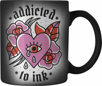 Produktbild von Trendation - Tätowiererin Geschenk Farbwechsel Zauber-Tasse Addicted To Ink Geschenkidee für Frau Mädchen Tattoo (Schwarz)