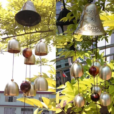 Produktbild von Windspiel aus Metall mit bunten Glasperlen für Balkon und Garten